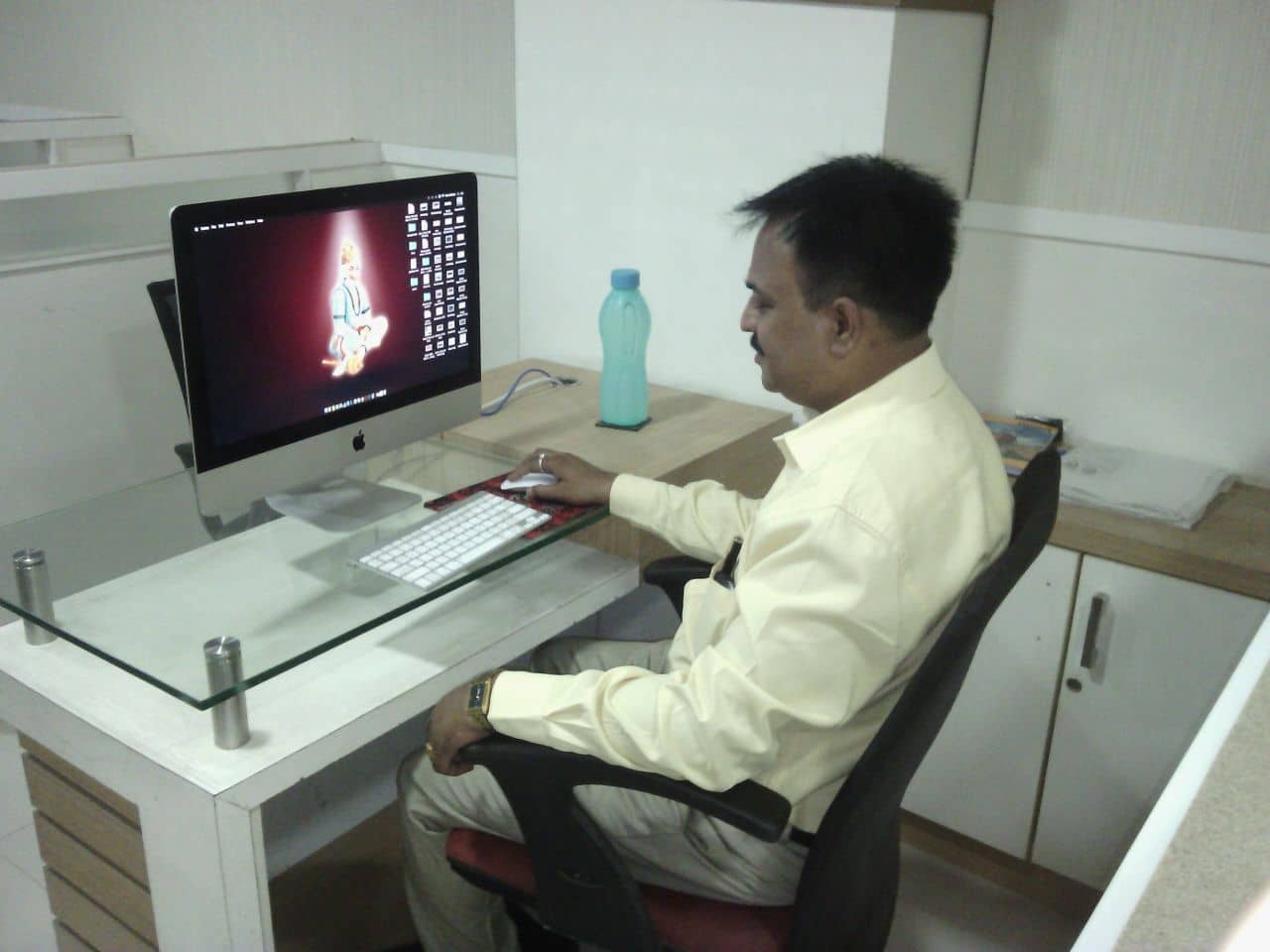 Inside Iluarttherapy's workshop